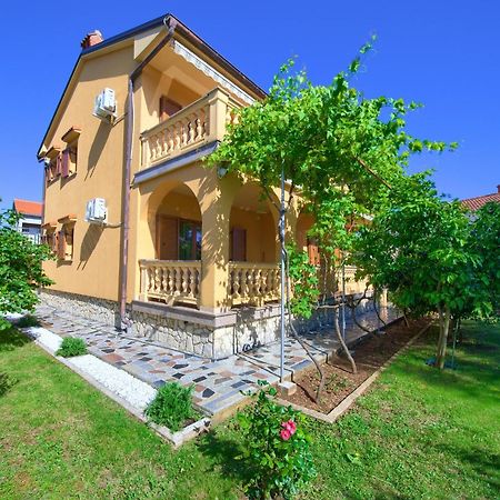 Apartment Bazina - Airconditioning, Parking, 500M From The Beach Krk Town Bagian luar foto