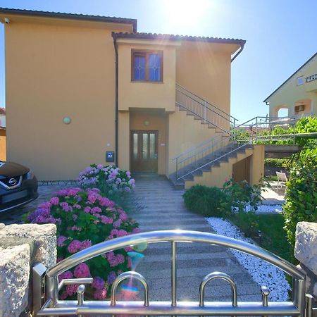 Apartment Bazina - Airconditioning, Parking, 500M From The Beach Krk Town Bagian luar foto