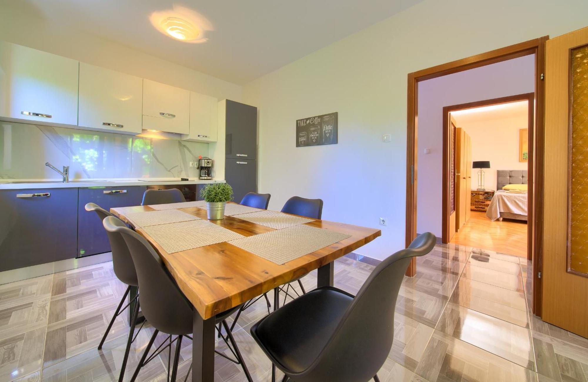 Apartment Bazina - Airconditioning, Parking, 500M From The Beach Krk Town Bagian luar foto