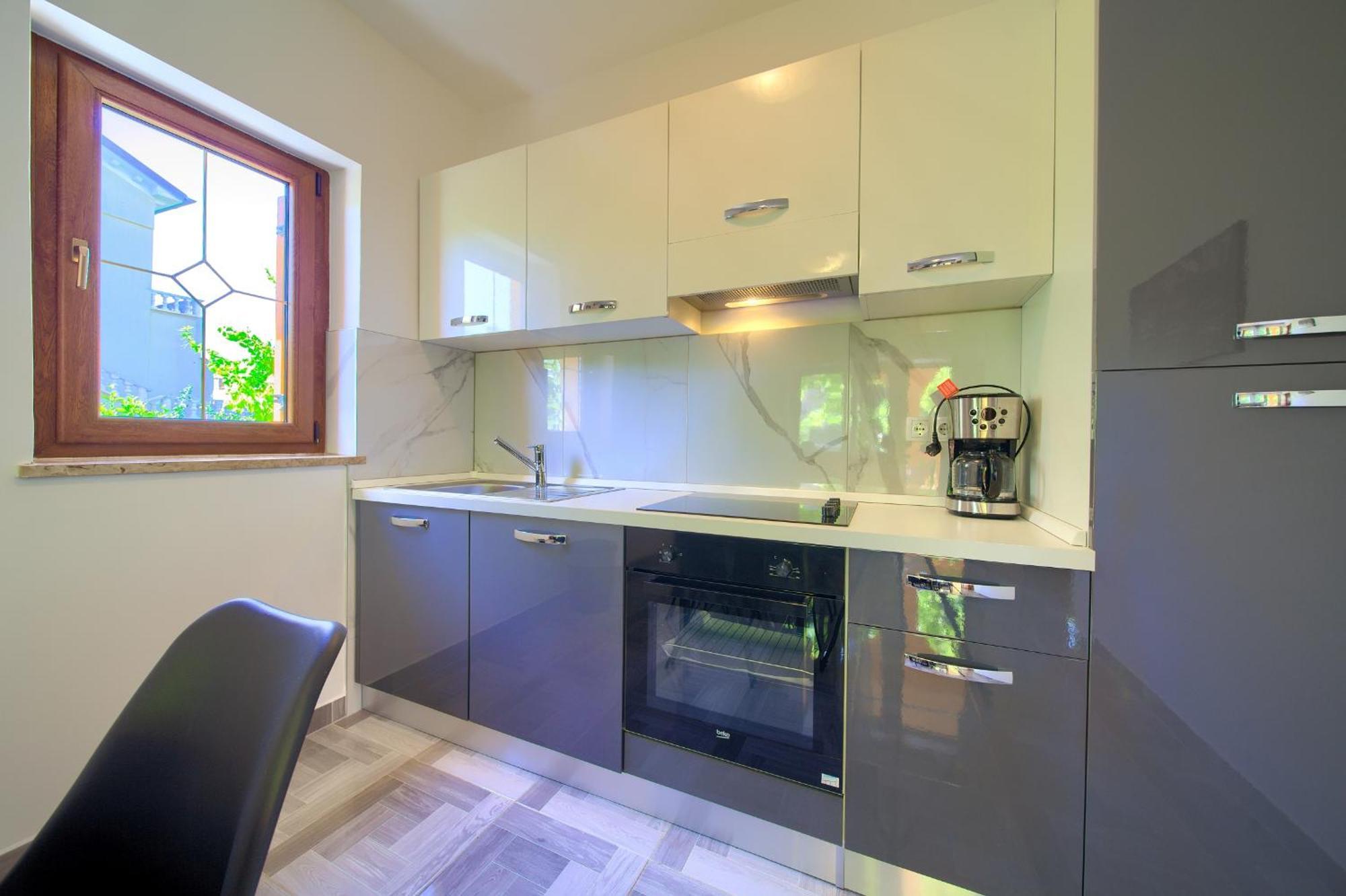 Apartment Bazina - Airconditioning, Parking, 500M From The Beach Krk Town Bagian luar foto