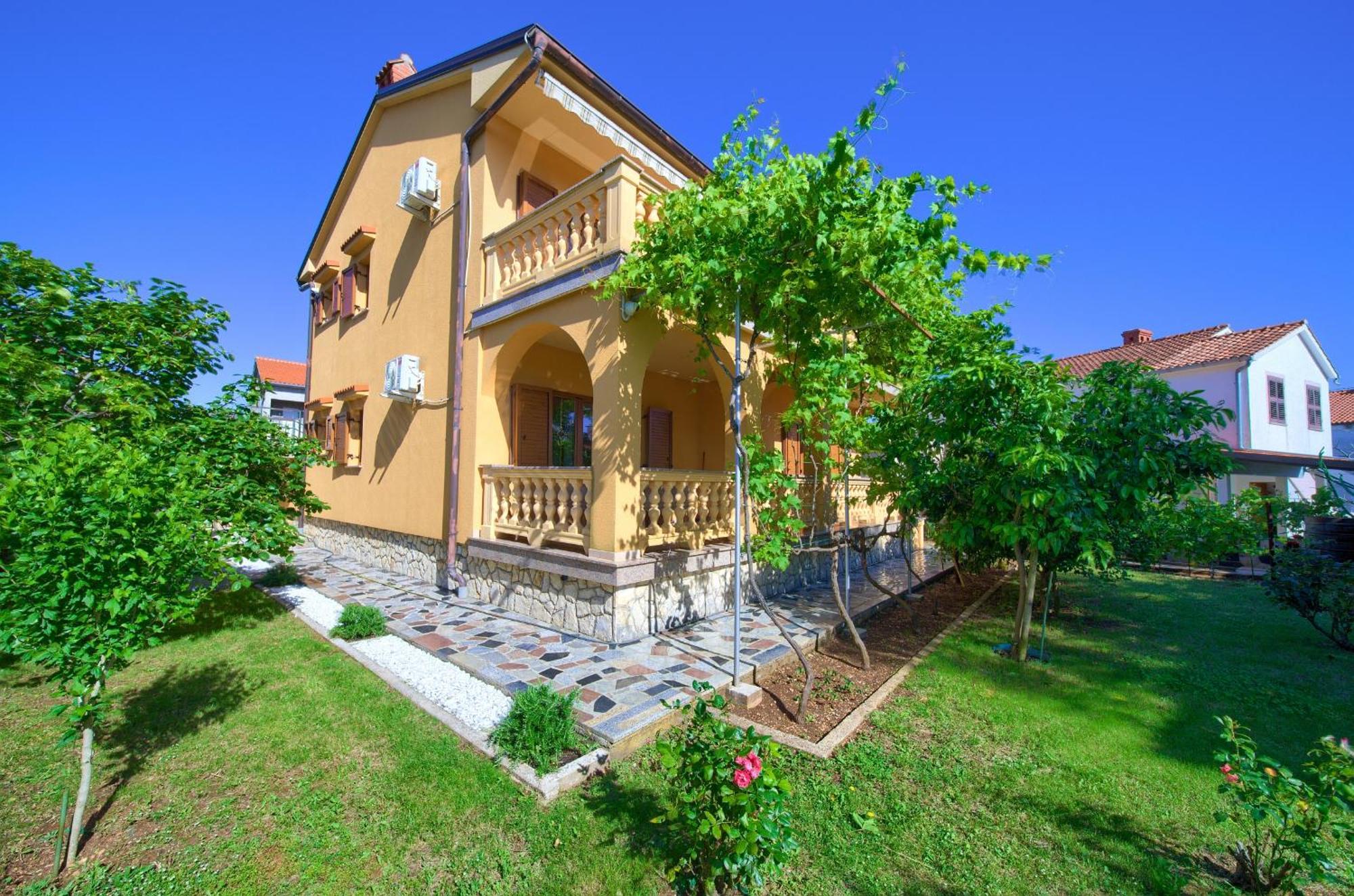 Apartment Bazina - Airconditioning, Parking, 500M From The Beach Krk Town Bagian luar foto