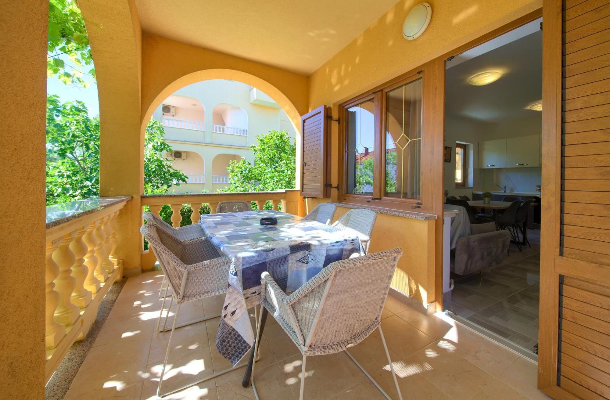 Apartment Bazina - Airconditioning, Parking, 500M From The Beach Krk Town Bagian luar foto