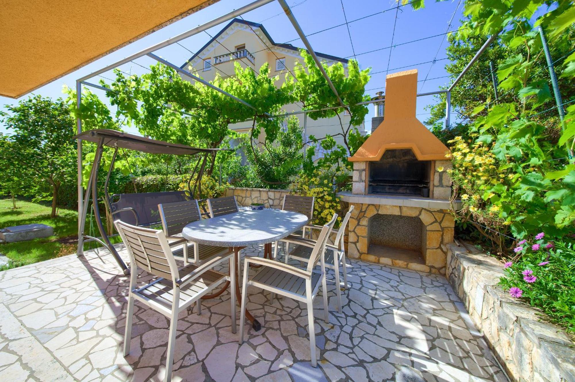 Apartment Bazina - Airconditioning, Parking, 500M From The Beach Krk Town Bagian luar foto