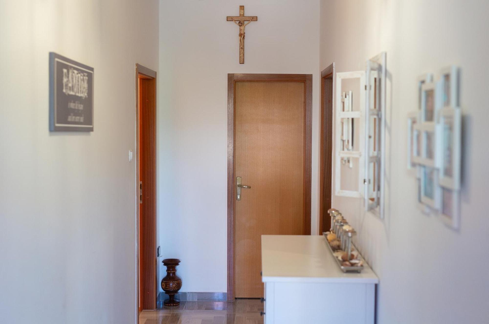 Apartment Bazina - Airconditioning, Parking, 500M From The Beach Krk Town Bagian luar foto