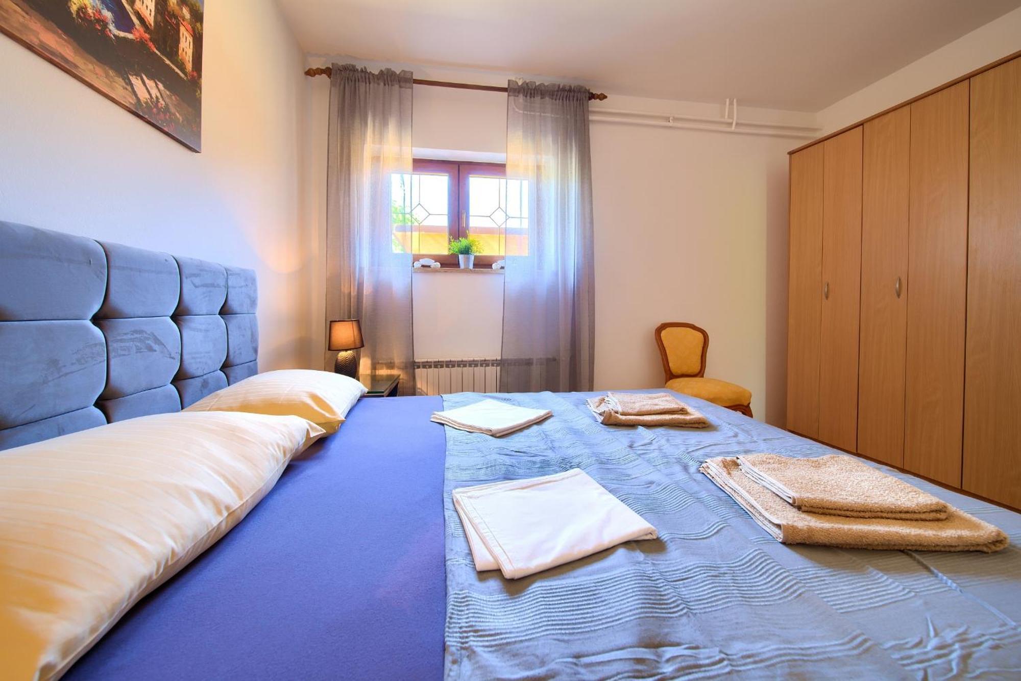Apartment Bazina - Airconditioning, Parking, 500M From The Beach Krk Town Bagian luar foto