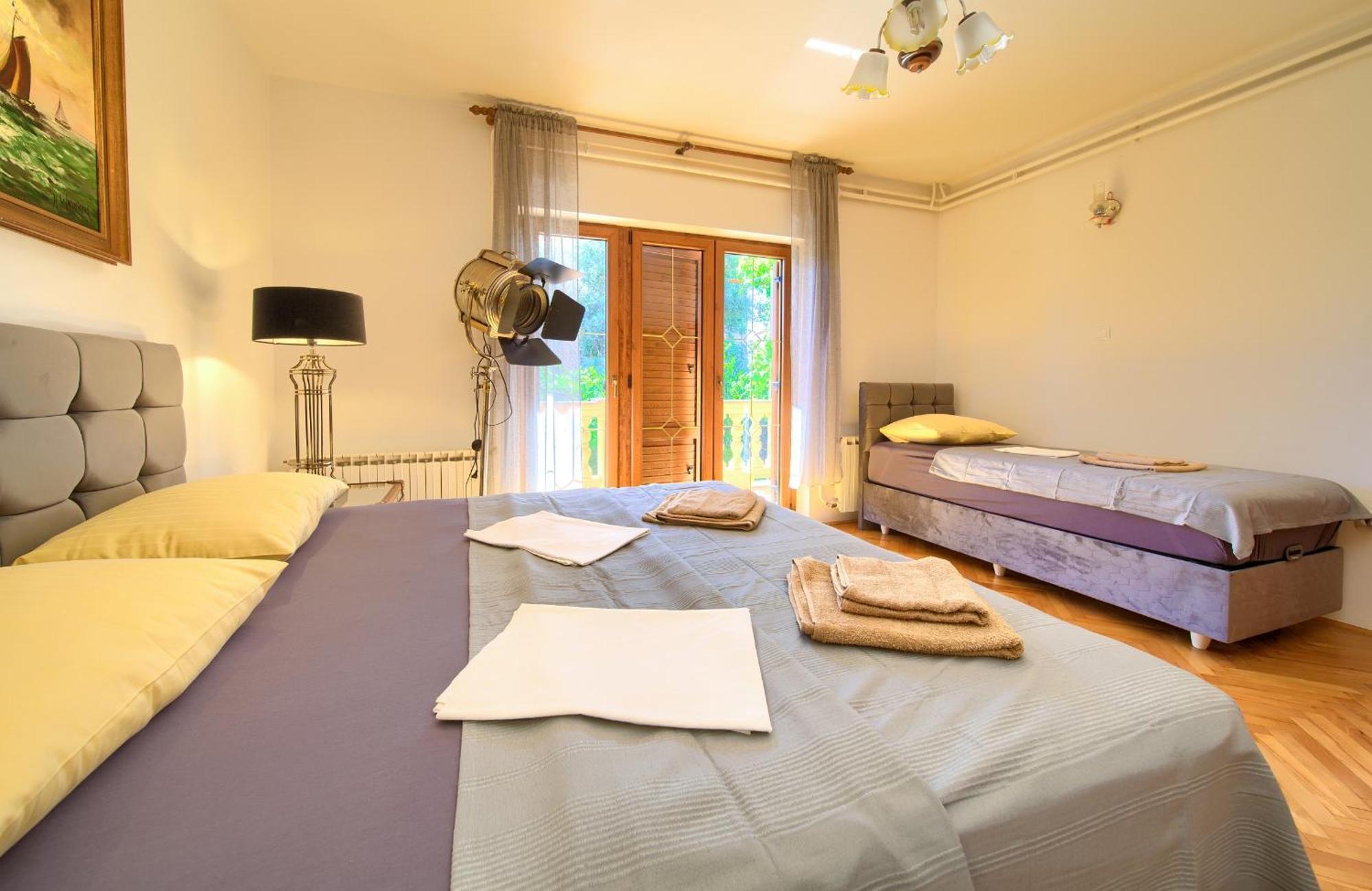 Apartment Bazina - Airconditioning, Parking, 500M From The Beach Krk Town Bagian luar foto