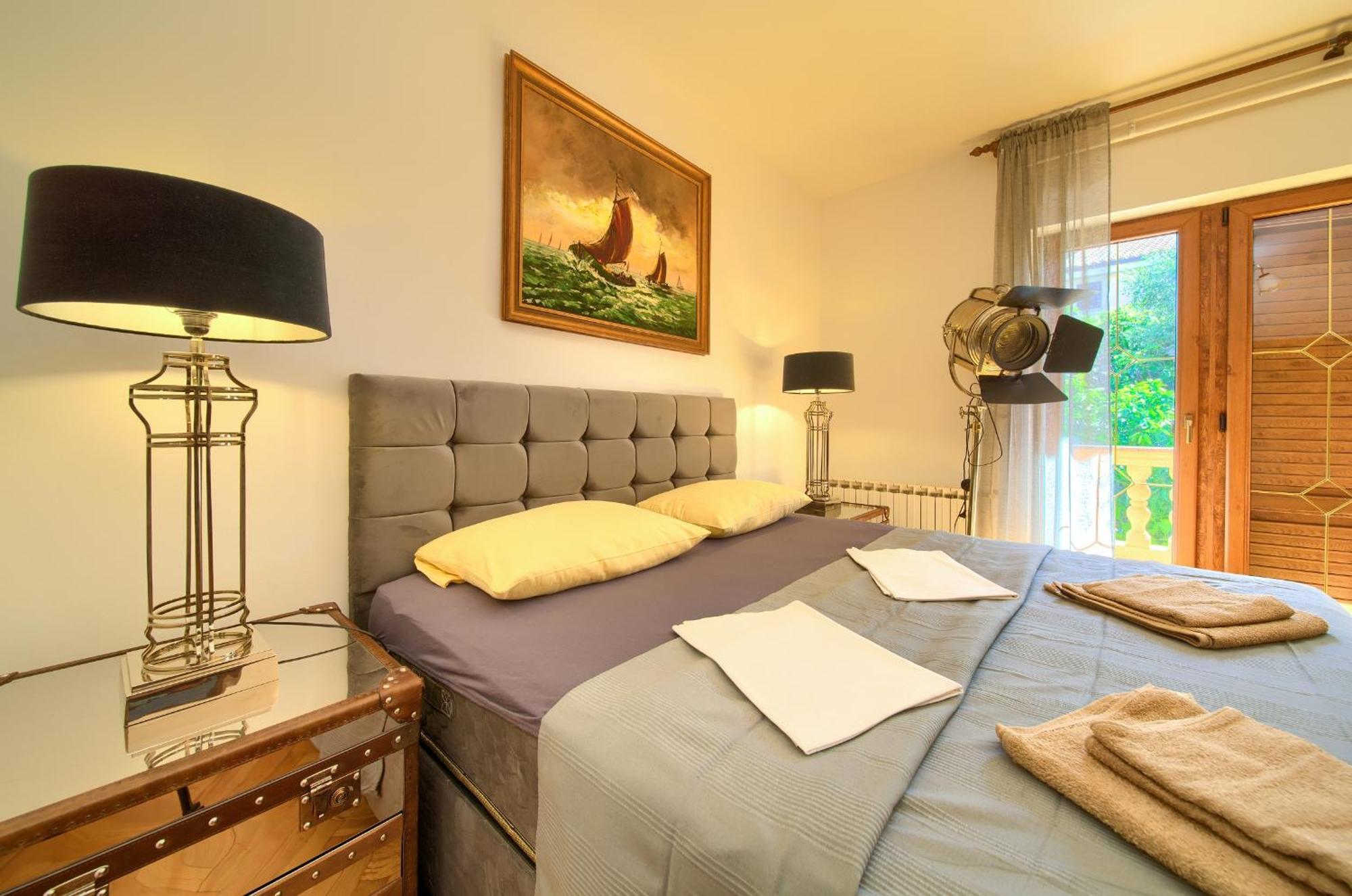 Apartment Bazina - Airconditioning, Parking, 500M From The Beach Krk Town Bagian luar foto