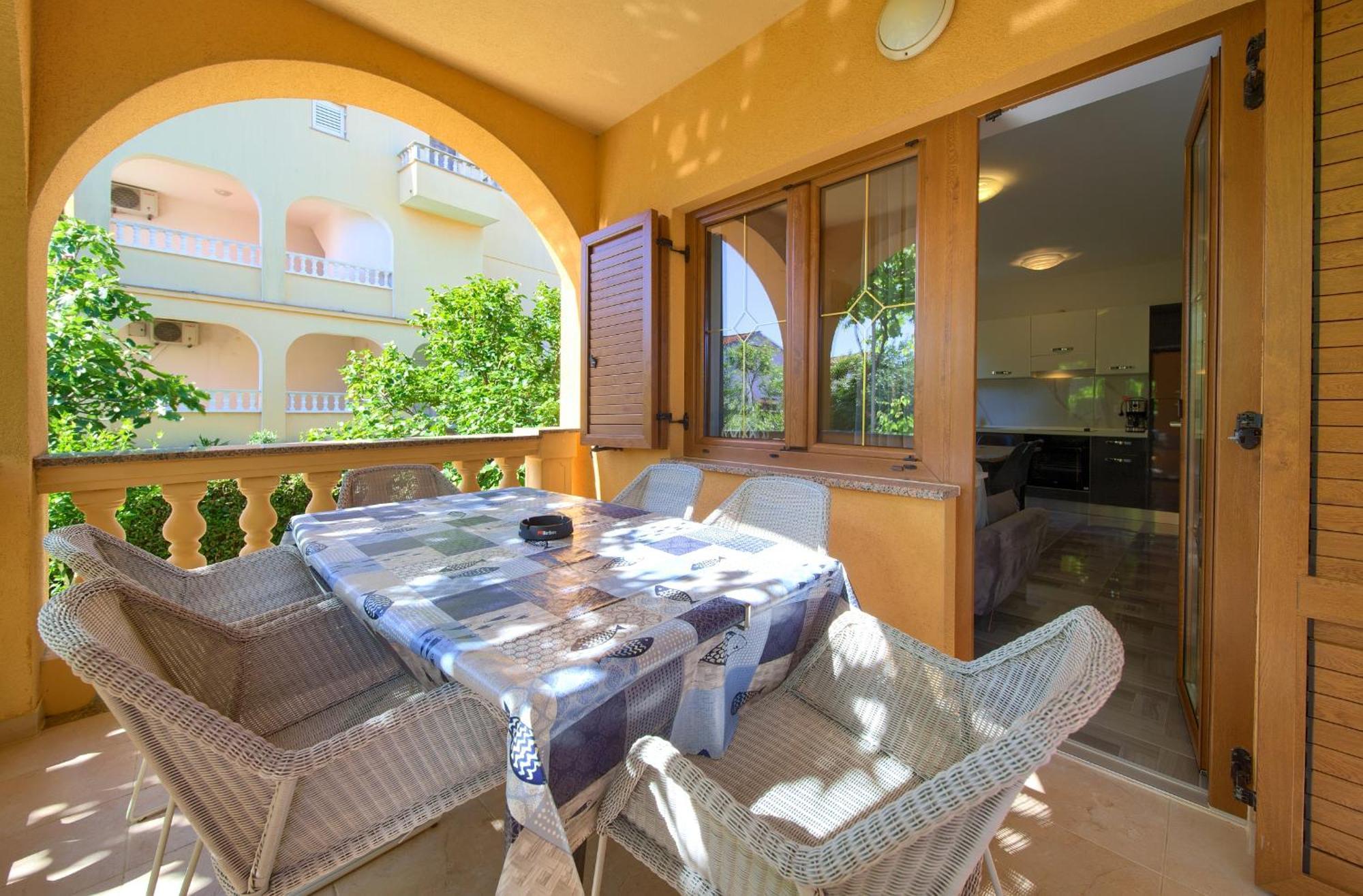 Apartment Bazina - Airconditioning, Parking, 500M From The Beach Krk Town Bagian luar foto