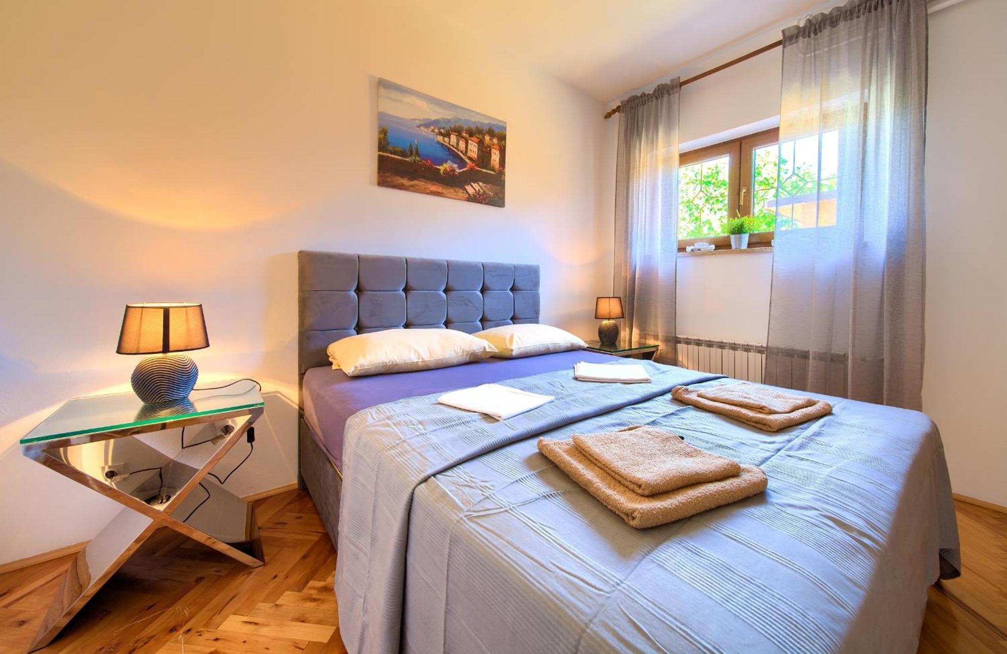 Apartment Bazina - Airconditioning, Parking, 500M From The Beach Krk Town Bagian luar foto
